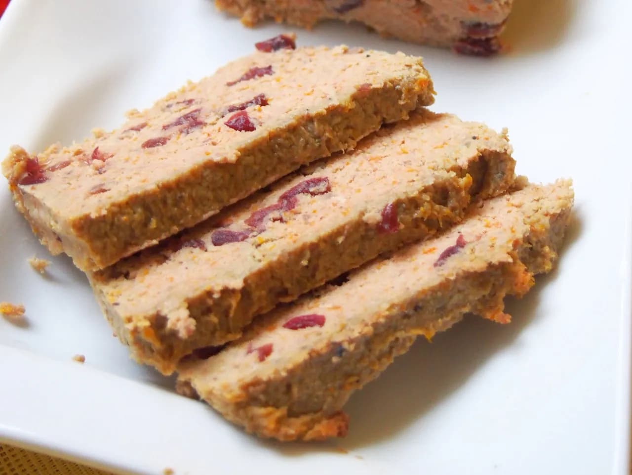 Pyszny pasztet drobiowy z żurawiną, który zachwyci Twoich gości