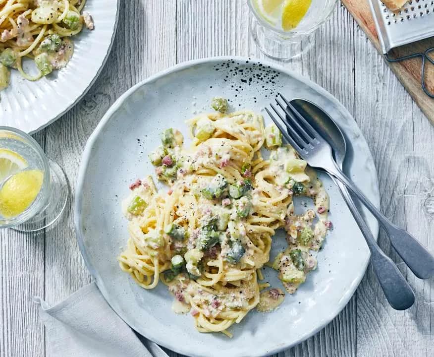 Pyszne spaghetti carbonara ze szparagami – łatwy przepis na wiosnę