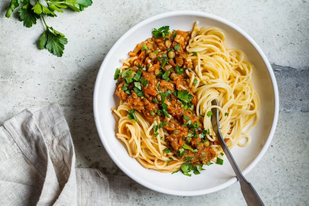 Ile kalorii ma spaghetti bolognese? Zaskakujące różnice w kaloryczności