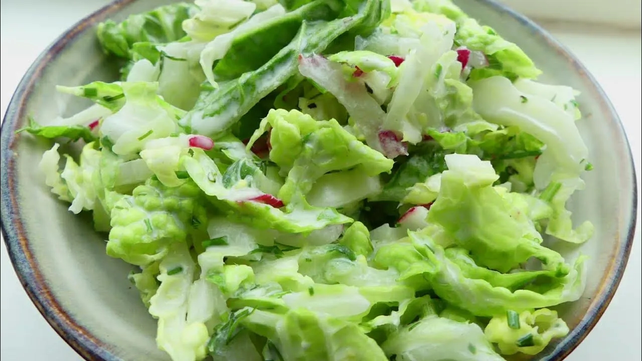 Surówka z kapusty pekińskiej jak u chińczyka - idealny przepis na sałatkę