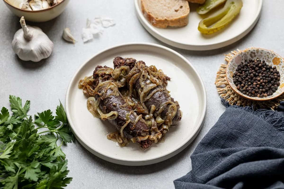 Czym przyprawić kaszankę, aby zaskoczyć smakiem i aromatem?