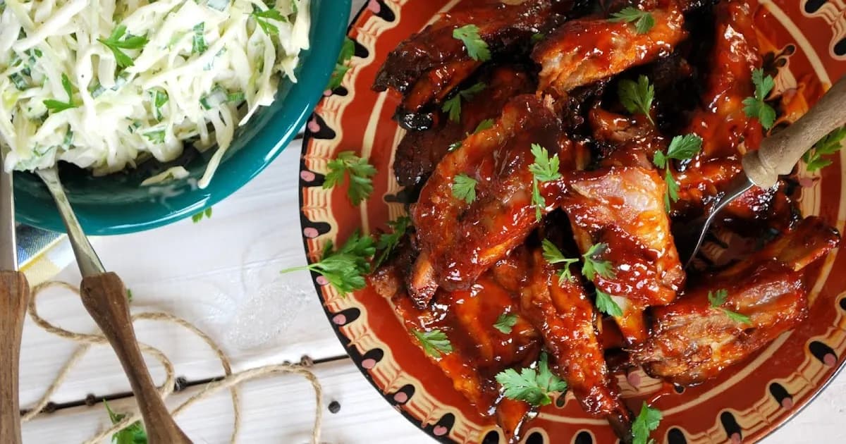 Jaką surówkę do żeberek wybrać, by zaskoczyć gości?