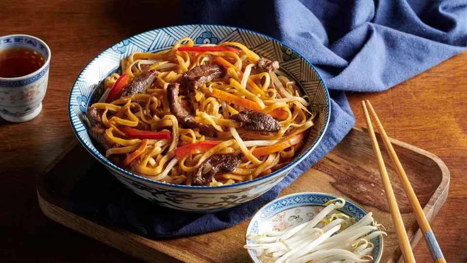 Chow mein z wołowiną – prosty przepis na pyszne danie azjatyckie