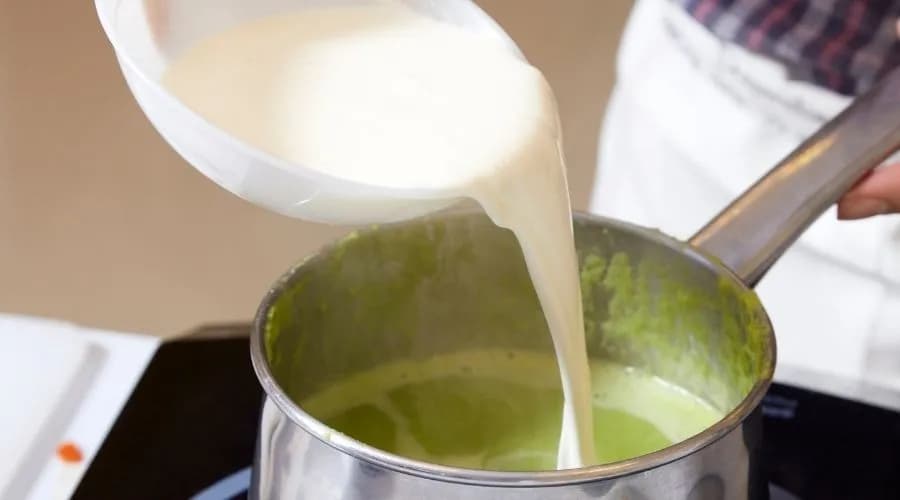 Czy można zabielić zupę mlekiem? Sprawdź, jak to zrobić bez problemów