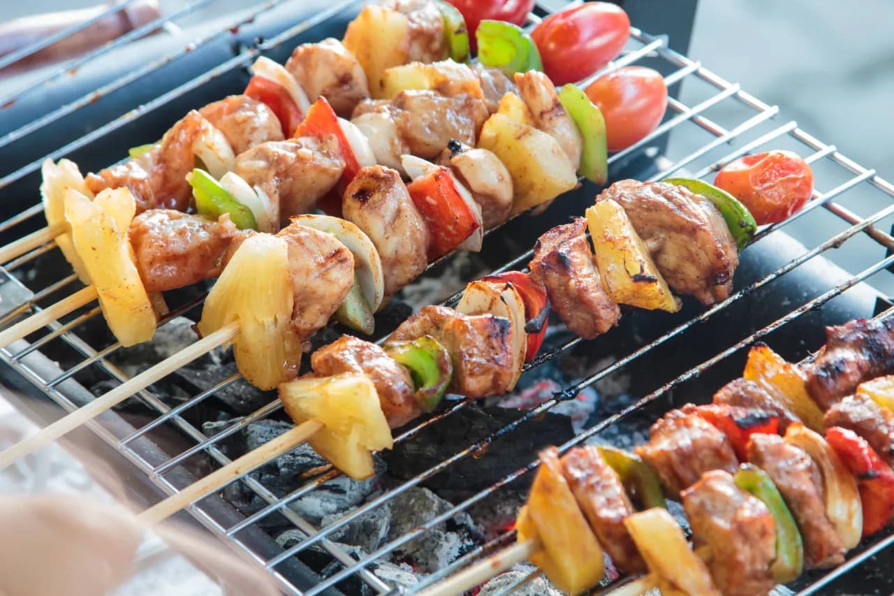 Z czego można zrobić szaszłyki? Sprawdź najlepsze składniki i przepisy