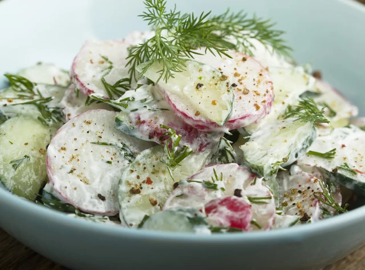 Jaką surówkę do zrazów wieprzowych wybrać, by zachwycić gości?