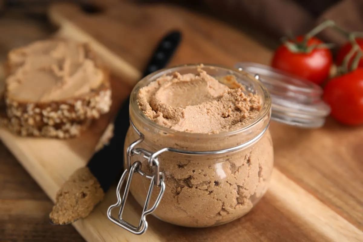 Jak zrobić pasztet drobiowy do słoików - prosta receptura na smaczny przysmak