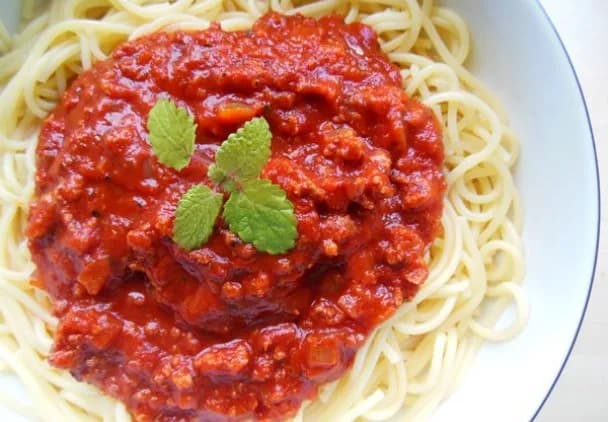 Proste i smaczne przepisy na spaghetti z mięsem mielonym, które zachwycą