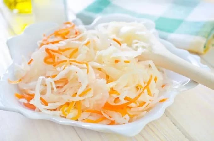 Jaką surówkę do łososia wybrać, aby zachwycić smakiem?