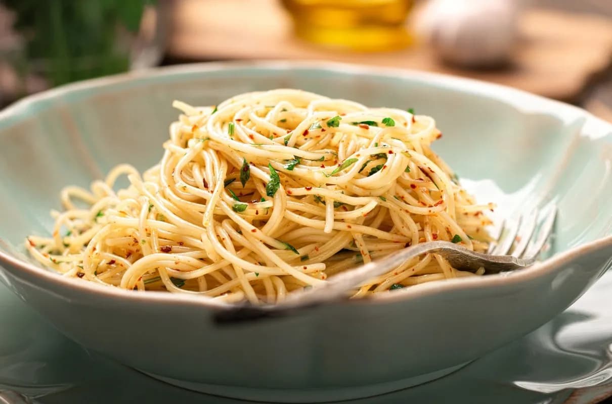 Idealny przepis na spaghetti olio aglio, który zachwyci każdego smakosza