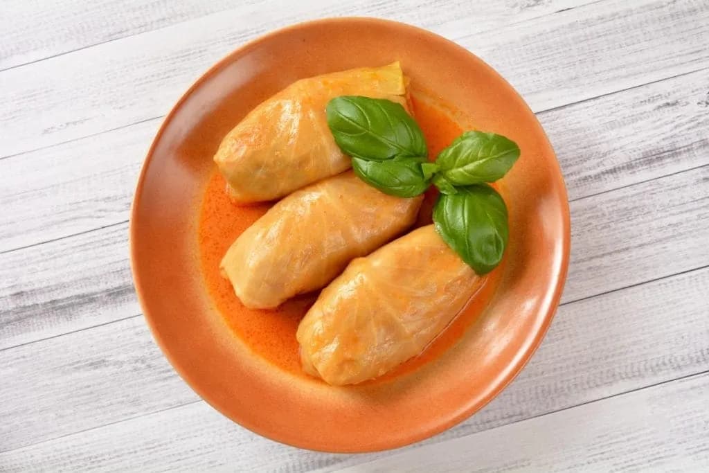 Idealne surówki do gołąbków, które zachwycą Twoje podniebienie