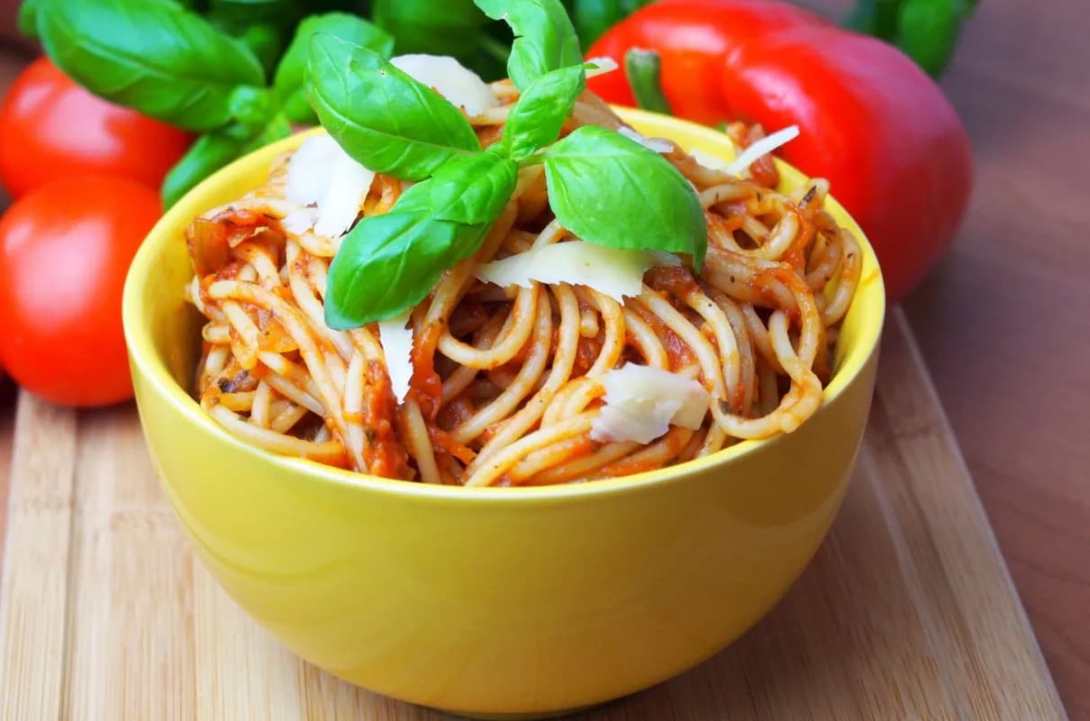 Szybki sos do spaghetti bez mięsa, który smakuje jak bolognese
