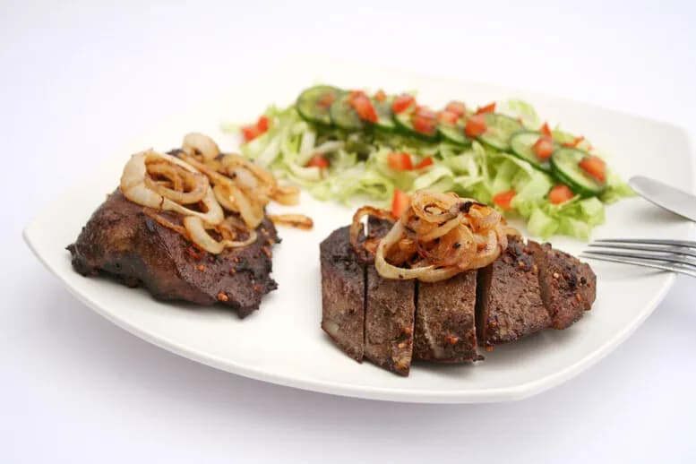 Najlepsze surówki do wątróbki drobiowej, które zaskoczą Twoje kubki smakowe