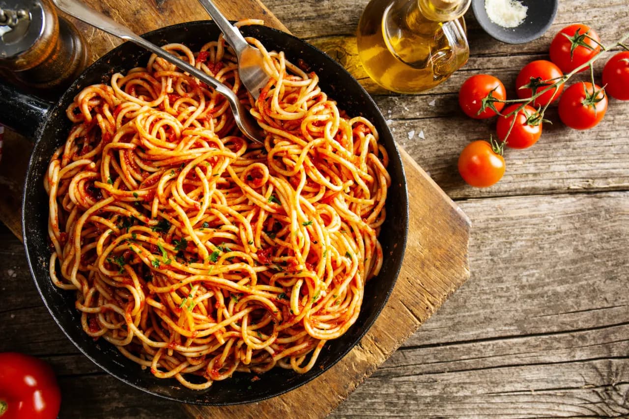 Szybkie spaghetti z patelni - prosty przepis na pyszne danie