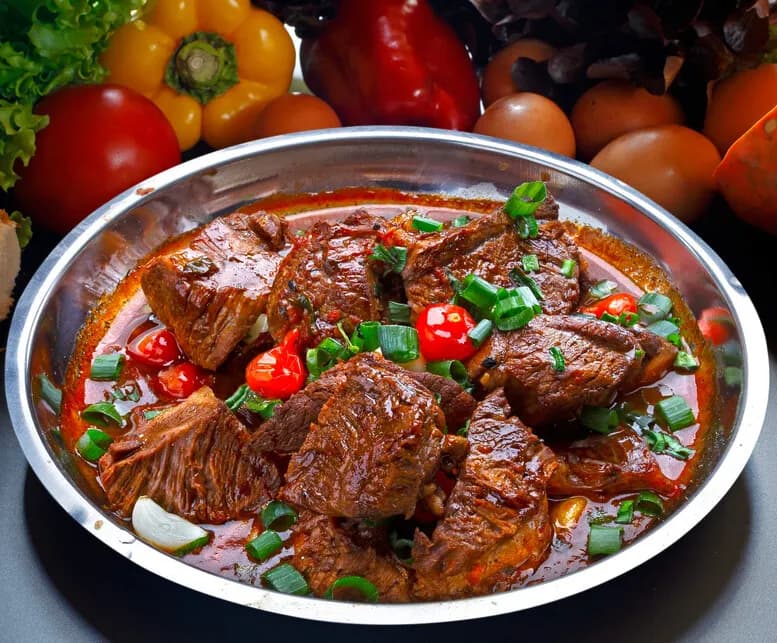 Z czym podać gulasz, aby zachwycić smakiem i zaskoczyć gości